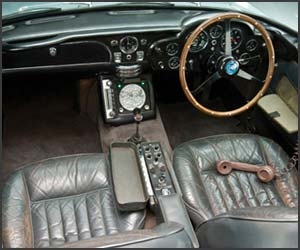 Aston Martinul DB5 al lui James Bond