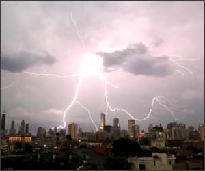 Cerul rupt de fulgere in slow-motion