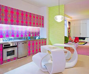 Apartament de designer: Neon si linii bizare de Rashid Karim