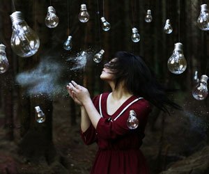 Autoportrete suprarealiste la 18 ani, de Xin Li