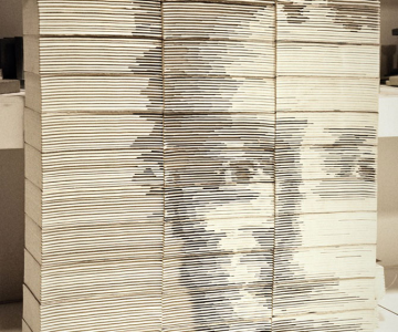 Chipul din carti: Portretul lui Mark Zuckerbeg sculptat in carti