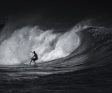 Surfing in alb si negru, de Toby Harriman