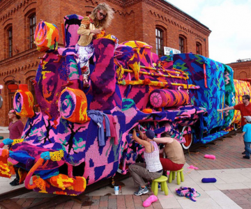 Locomotiva imbracata in lana de Olek