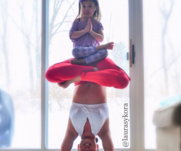 Mama si fiica, partenere de yoga