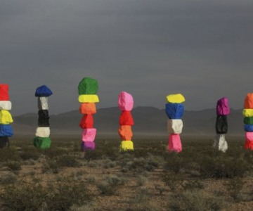 Cei sapte munti magici: Petele de culoare din mijlocul desertului