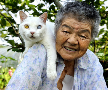 Bunica Misao si pisica Fukumaru, prietene de-o viata