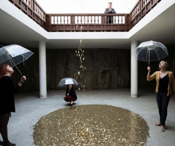 Ploua cu bani de aur la pavilionul Rusiei de la Bienala din Venetia