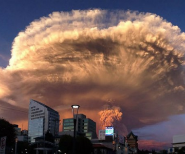 O manifestare nestapanita a vulcanului Calbuco, in 11 poze explozive