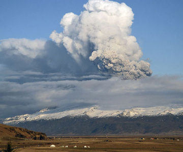 Fata nevazuta a eruptiei vulcanice din Islanda