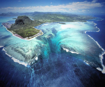 Iluzia unei cascade subacvatice, langa Mauritius