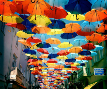 Cerul colorat de umbrele, in Agueda, Portugalia