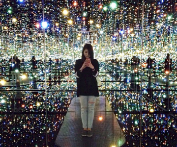 Instalatie cu oglinzi infinite, de Yayoi Kusama