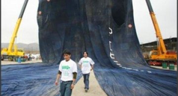 Cea mai mare pereche de jeansi din lume