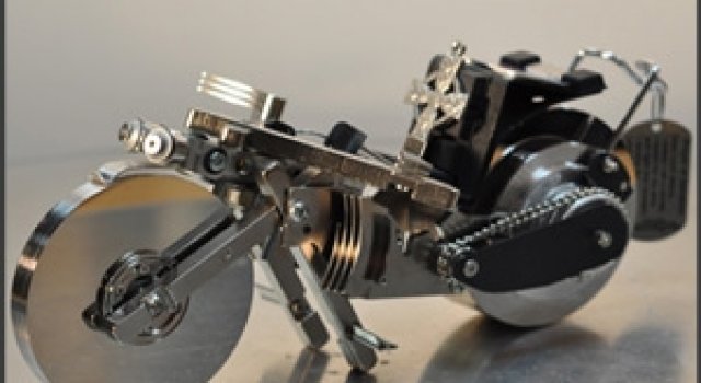 Sculpturi din hard disk-uri