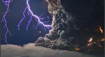 Fata nevazuta a eruptiei vulcanice din Islanda