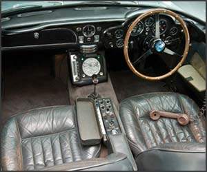 Aston Martinul DB5 al lui James Bond