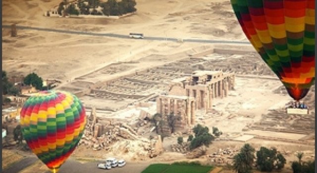 Cu balonul deasupra Egiptului