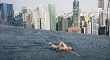 Piscina la 200 de metri inaltime