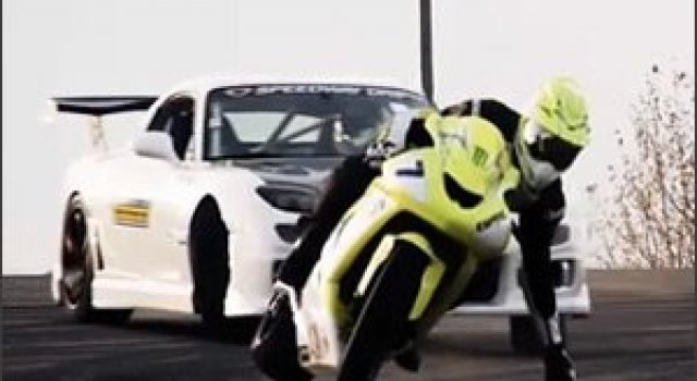 Motocicleta vs masina: Derapaje controlate