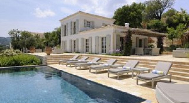 Revelion la Vila Atolokis in Corfu?