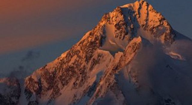 Despre cum vine muntele la Atif Saeed