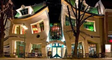 Mall-ul din Casa Stramba, in Polonia