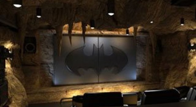 Cinema acasa la cel mai mare fan Batman!