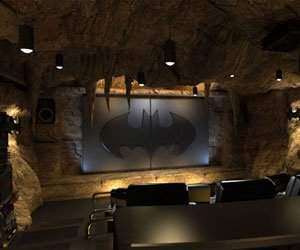 Cinema acasa la cel mai mare fan Batman!