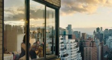 Vecinii din New York si ce vede Gail Albert Halahan pe ferestrele lor