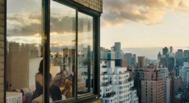 Vecinii din New York si ce vede Gail Albert Halahan pe ferestrele lor