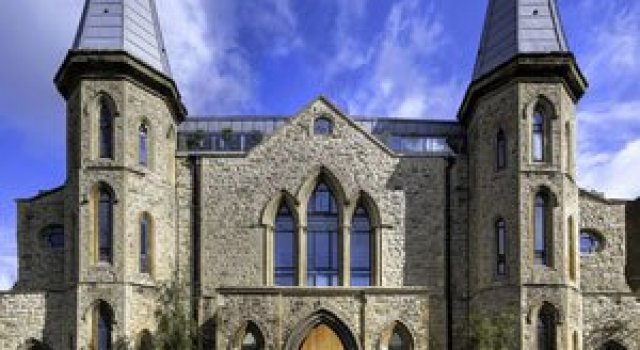 Duplexul din capela, in Notting Hill, Londra