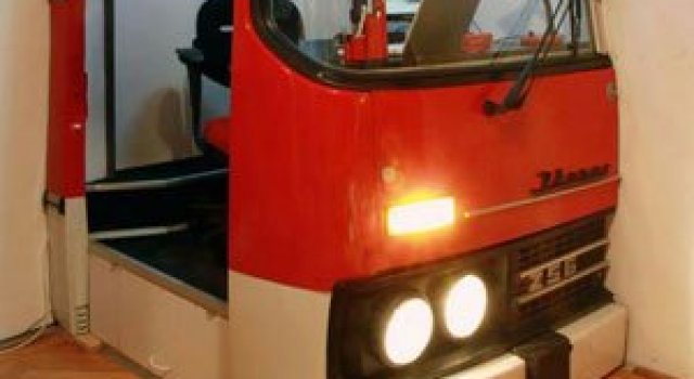 Biroul din masina timpului, intr-un autobuz Ikarus