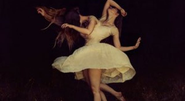 Balerine de vis si de cosmar, de Brooke Shaden