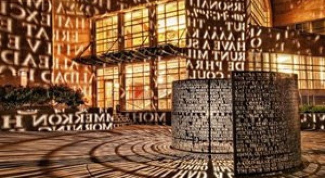 Poezii sculptate in lumina si cupru de Jim Sanborn