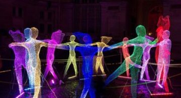 Elfii de lumina din noaptea alba a Parisului