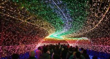 Japonezii pierduti in tunelul de lumini multicolore