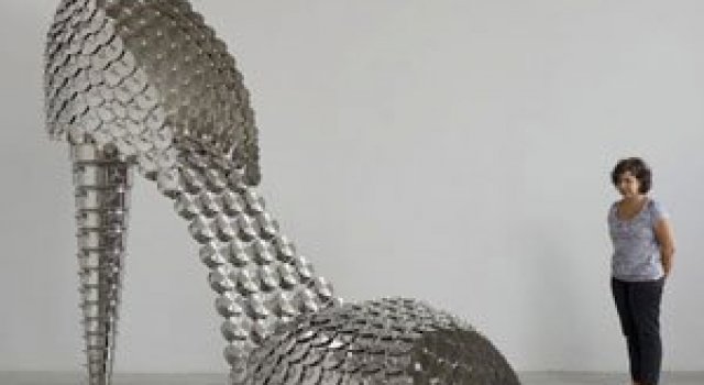 Pantofii supra-dimensionati ai Joanei Vasconcelos