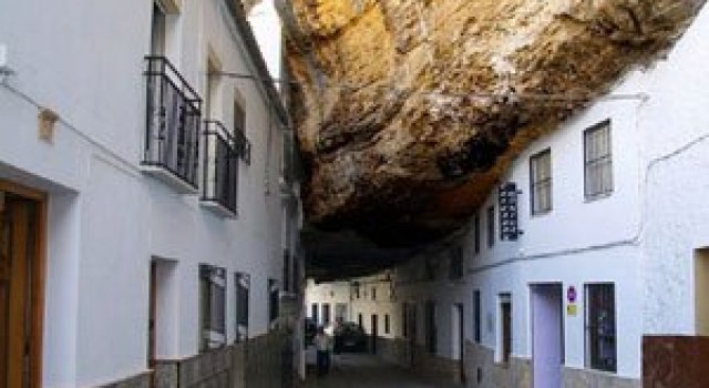 Orasul din stanca: Setenil de las Bodegas, Spania