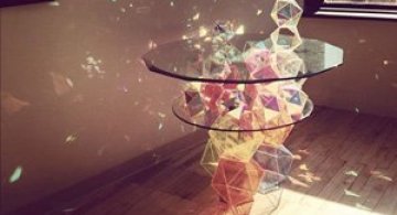 Masa din prisme-curcubeu, de John Foster