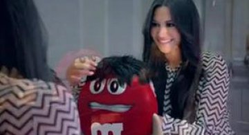 Video: O bomboana M&M indragostita