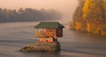 Casuta care sta de 45 de ani pe stanca