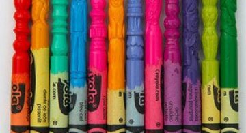 Alfabetul sculptat in creioane colorate