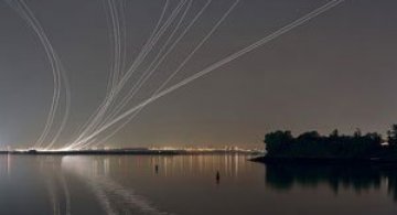 Avioanele deseneaza cu lumina pe cer