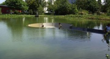 Sub lac in parc, in Austria