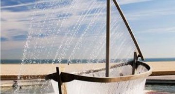 Fantana ca o barca facuta din apa