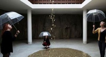 Ploua cu bani de aur la pavilionul Rusiei de la Bienala din Venetia