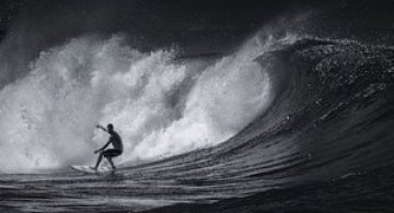 Surfing in alb si negru, de Toby Harriman