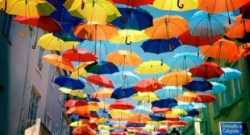 Cerul colorat de umbrele, in Agueda, Portugalia