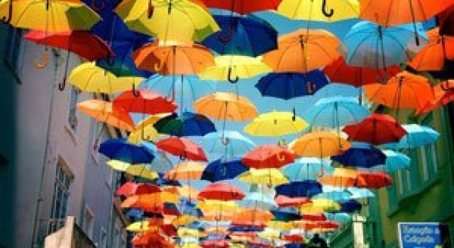 Cerul colorat de umbrele, in Agueda, Portugalia