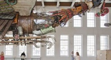 Pasarea Phoenix renaste din fiare vechi